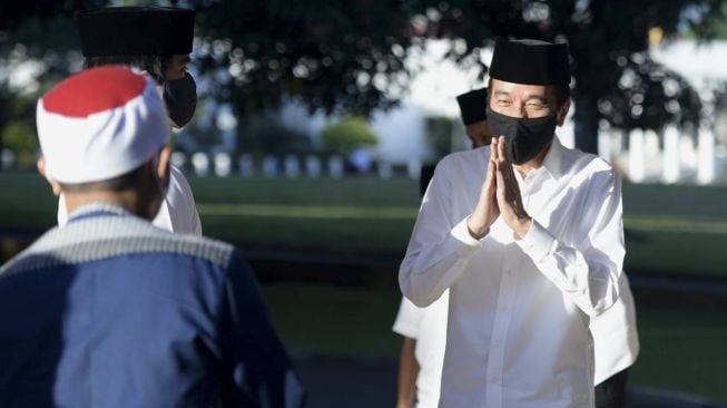 Presiden Joko Widodo bersiap melaksanakan Shalat Id berjamaah di halaman depan Wisma Bayurini, Istana Kepresidenan Bogor, Jawa Barat, Minggu (24/5). [ANTARA FOTO/BPMI Setpres]