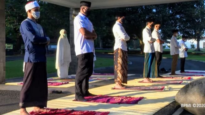 Tata Cara Salat Idul Fitri dan Hukumnya Bila Terlambat Tiba di Lokasi