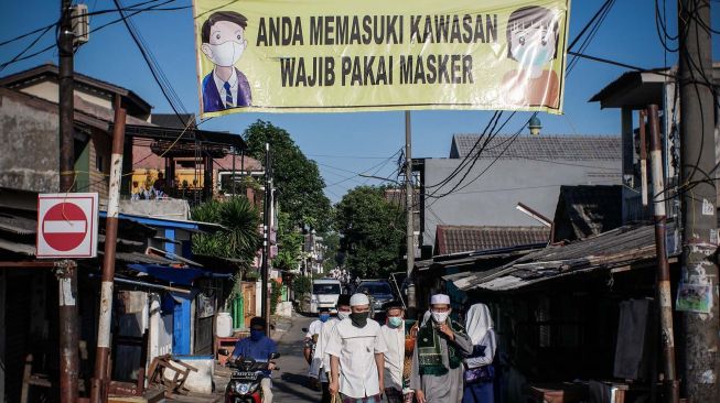 Umat Islam berjalan seusai menjalankan Shalat Idul Fitri 1441 Hijriah di Perumahan Pondok Maharta, Tangerang Selatan, Banten, Minggu (24/5/2020). [ANTARA FOTO]
