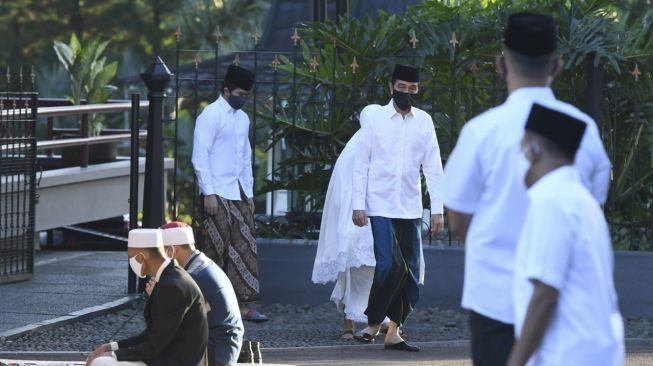 Presiden Joko Widodo (ketiga kiri) bersama Ibu Negara Iriana Joko Widodo (kedua kiri) dan putranya Kaesang Pangarep (kiri) bersiap melaksanakan Shalat Id berjamaah di halaman depan Wisma Bayurini, Istana Kepresidenan Bogor, Jawa Barat, Minggu (24/5). [ANTARA FOTO/BPMI Setpres]