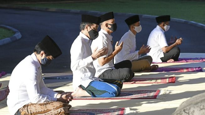 Presiden Joko Widodo (kedua kiri) bersama putranya Kaesang Pangarep (kiri) melaksanakan Shalat Id berjamaah di halaman depan Wisma Bayurini, Istana Kepresidenan Bogor, Jawa Barat, Minggu (24/5). [ANTARA FOTO/BPMI Setpres]