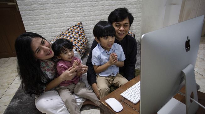 Warga melakukan Halalbihalal Idul Fitri 1441 H secara virtual di kawasan Rawa Bambu, Bekasi, Jawa Barat, Minggu (24/5). [ANTARA FOTO/Dhemas Reviyanto]