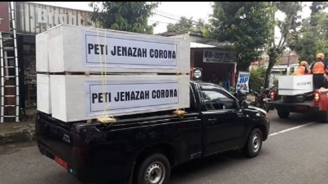 Warga Panik, Belasan Peti Jenazah Corona Diarak Keliling Kota Banjarnegara