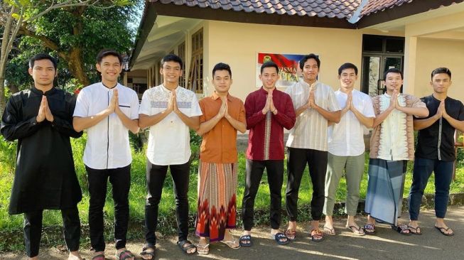 Pebulutangkis spesialis ganda putra Indonesia, Fajar Alfian (kedua dari kiri) harus merayakan Hari Raya Idul Fitri 1441 H di asrama PBSI, Minggu (24/5/2020). [Foto: Instagram@fajaralfian95]