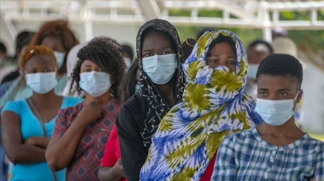 Warga Afrika Selatan mengenakan masker ketika wabah virus corona.[Anadolu Agency]