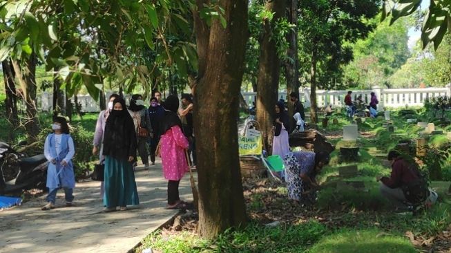 Hari Kedua Lebaran, Warga Bogor Ramai Berziarah ke Pemakaman