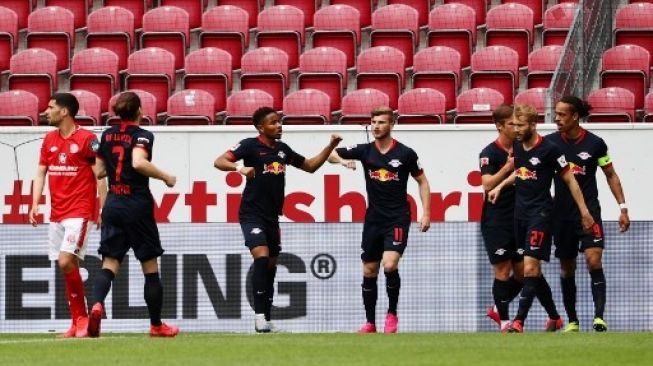 Para pemain Leipzig merayakan gol Timo Werner (tengah) saat mengalahkan Mainz dalam lanjutan Liga Jerman. Kai PFAFFENBACH / POOL / AFP