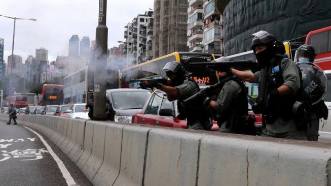 Polisi antihuru-hara menggunakan peluru karet untuk membubarkan aksi menentang rencana Beijing menerapkan undang-undang keamanan nasional di Hong Kong, China, Minggu (24/5/2020). (ANTARA FOTO/REUTERS/Tyrone Siu)