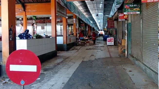 Pedagang Nekat Jualan di Pasar Bunder Sragen yang Ditutup karena Corona