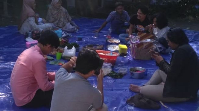 Terjebak Tak Bisa Mudik, Rizki Rayakan Lebaran Makan Ketupat Lauk Indomie