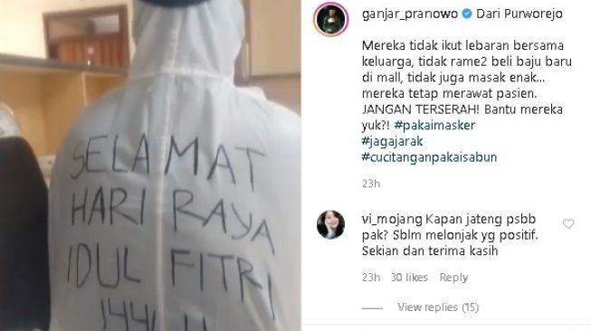 Tenaga medis tulis ucapan Lebaran di baju APD. (Instagram/@ganjar_pranowo)