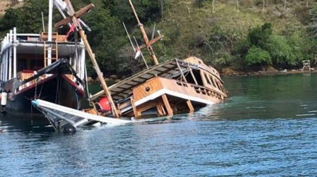 Kapal wisata tenggelam di labuan bajo karena tak terurus. (Dok. ANTARA)