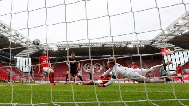 Striker Leipzig Timo Werner (tengah) mencetak gol ke gawang Mainz dalam lanjutan Liga Jerman. KAI PFAFFENBACH / POOL / AFP