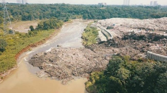 Sungai Cisadane Tangerang Dipenuhi Limbah Medis, Jarum Suntik sampai Hazmat