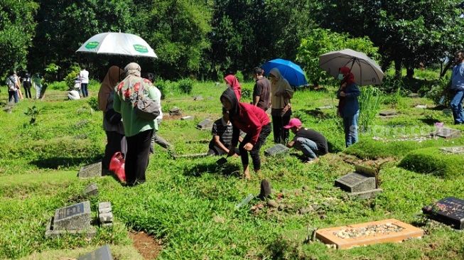 Bandel! Dilarang karena Corona, Warga Jakarta Ziarah Lewat Jalan Tikus