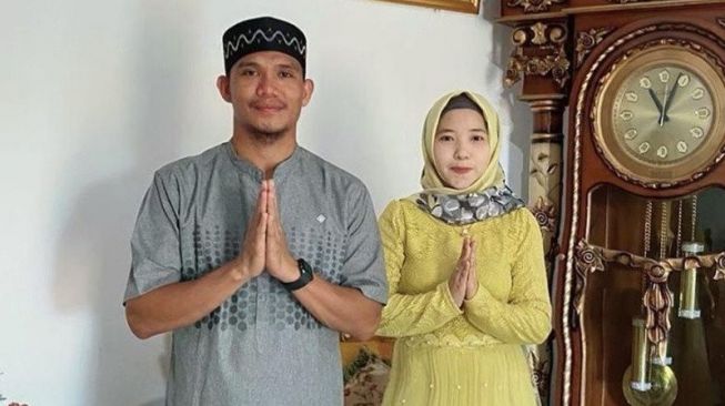 Pemain Persija Jakarta Sandi Sute bersama sang istri. ANTARA/HO/Instagram@sandi.sute21