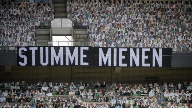Sebanyak 13 ribu suporter kardus memenuhi laga Borussia Monchengladbach vs Bayer Leverkusen. (INA FASSBENDER / POOL / AFP)