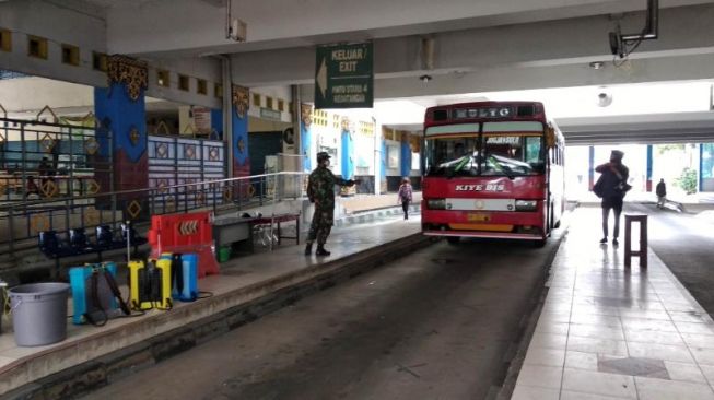 Sebuah bus memasuki pintu kedatangan Terminal Giwangan, Kota Yogyakarta, Senin (25/5/2020). - (SuaraJogja.id/Muhammad Ilham Baktora)