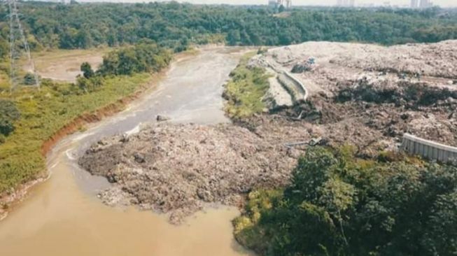Air Cisadane Tercampur Sampah Busuk setelah TPA Cipeucang Longsor