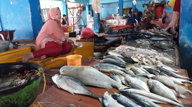 Sepi Wisatawan, Penjualan Ikan di TPI Binuangen Lebak Anjlok