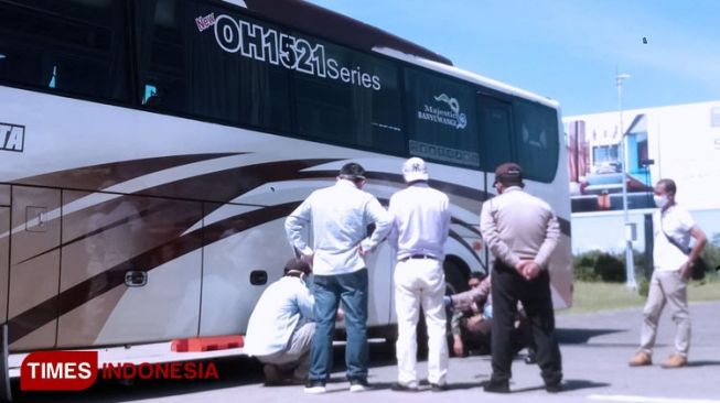 Tak Mau Dipulangkan, TKA Asal China Sembunyi di Bawah Bus