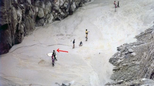 Warganet Ini Unggah Foto Bisa Jalan-jalan di Kawah Gunung Merapi