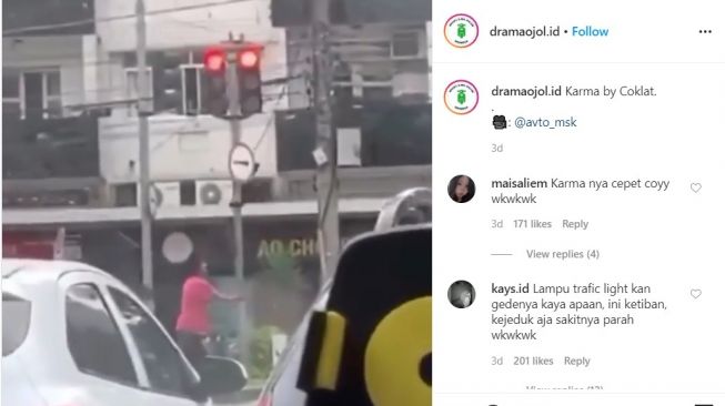 Pria misterius menggoyag-goyangkan lampu lalu lintas di jalan (Instagram-dramaojol.id)