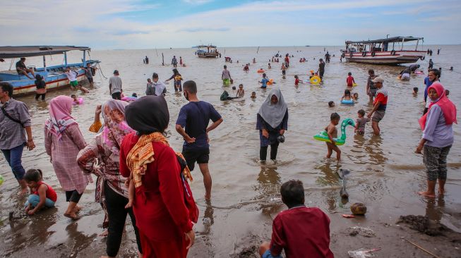 Wisatawan memadati kawasan wisata Pantai Tanjung Pasir, Kabupaten Tangerang, Banten, Selasa (25/5). [ANTARA FOTO/Fauzan]