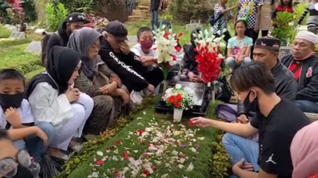 Sule nyekar ke makam mantan istrinya, Lina Jubaedah bersama anak-anaknya termasuk Rizky Febian. [YouTube/SULE Channel]