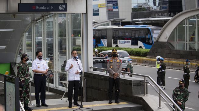 Presiden Joko Widodo (ketiga kiri) didampingi Panglima TNI Marsekal TNI Hadi Tjahjanto (kiri), Kapolri Jenderal Pol Idham Aziz (keempat kiri) dan Gubernur DKI Jakarta Anies Baswedan memberikan keterangan pers seusai�meninjau kesiapan penerapan prosedur standar New Normal di Stasiun MRT Bundaraan�HI, Jakarta, Selasa (26/5/2020). ANTARA FOTO/Sigid Kurniawan
