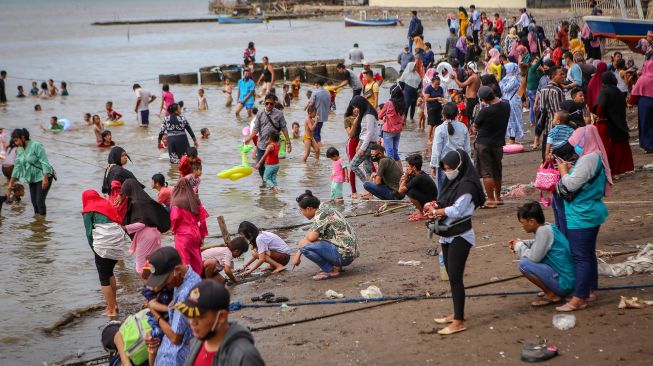 Sejumlah wisatawan memadati kawasan wisata Pantai Tanjung Pasir, Kabupaten Tangerang, Banten, Selasa (25/5). [ANTARA FOTO/Fauzan]