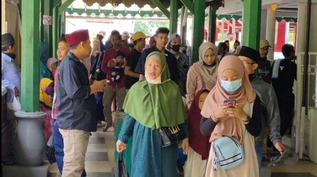 Ngeyel! Warga Nekat Ziarah ke Kesultanan Banten Meski Tutup karena Corona