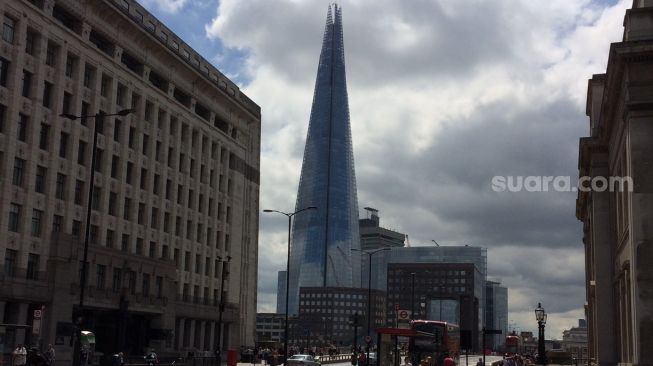 The Shard dan Routemaster, bus merah khas London. Diabadikan jauh sebelum lockdown Britania Raya [Suara.com/Nicholas Ingram].