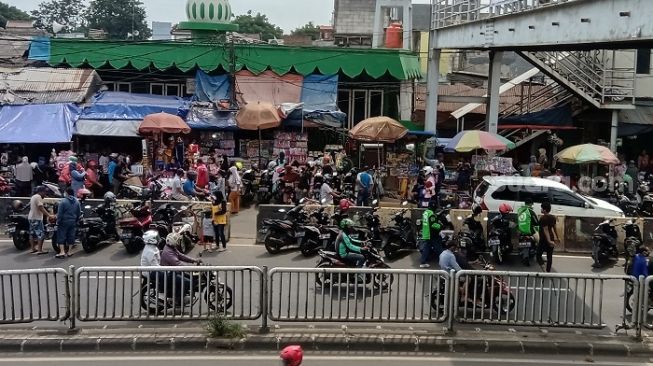 Masa PSBB Pasca Lebaran, Warga Membludak Buru Mainan di Pasar Gembrong