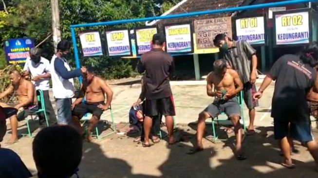 8 Warganya Negatif Covid-19, Ketua RT hingga Dukuh di Nglipar Cukur Gundul