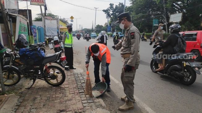 Bandel! Langgar Aturan PSBB, Sejumlah Warga Disuruh Nyapu Jalanan