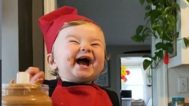 Viral! Aksi Gemas Chef Kobe, Koki Cilik yang Baru Berusia Satu Tahun