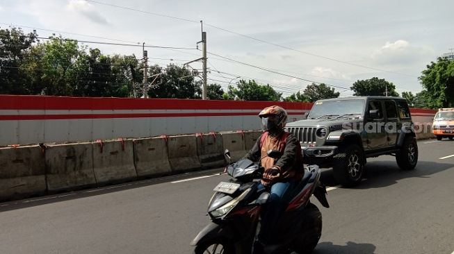 Penampakan arus lalu lintas di kawasan Pasar Minggu, Jaksel pasca Lebaran di masa PSBB. (Suara.com/Arga).