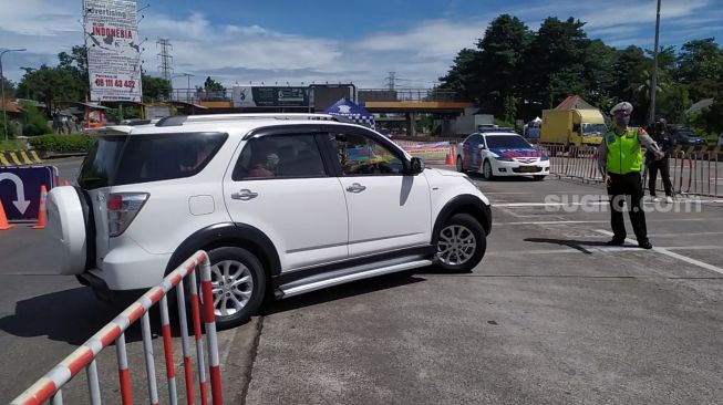 Sebuah mobil tampak tengah diputarbalik  di Gerbang Tol Cikupa, Tangerang, pada H=3 Lebaran 2020 dan saat berlangsung PSBB fase ketiga [Suara.com/Stephanus Aranditio].