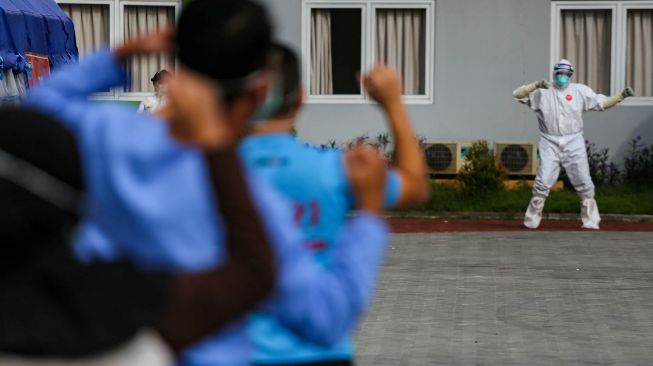 Sejumlah tenaga medis, relawan dan pasien COVID-19 mengikuti kegiatan senam pagi di Rumah Singgah Karantina COVID-19, Kabupaten Tangerang, Banten, Selasa (26/5).  [ANTARA FOTO/Fauzan]