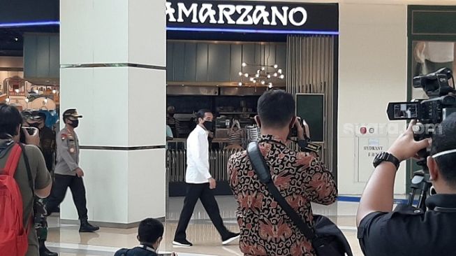 Gaya Jokowi Bermasker Hitam saat Cek Persiapan New Normal di Mal Summarecon