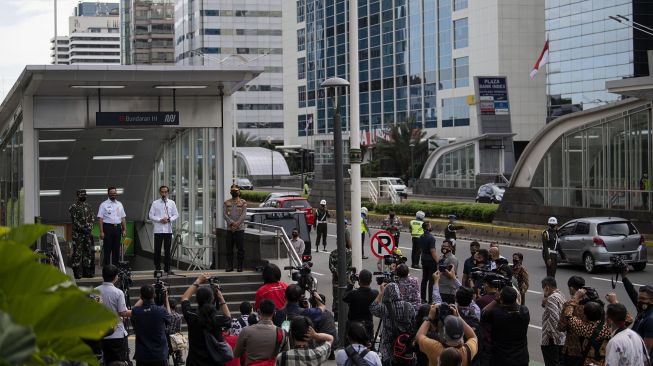 Presiden Joko Widodo didampingi Panglima TNI Marsekal TNI Hadi Tjahjanto (kanan) dan Kapolri Jenderal Pol Idham Aziz�meninjau kesiapan penerapan prosedur standar New Normal di Stasiun MRT Bundaraan�HI, Jakarta, Selasa (26/5/2020). ANTARA FOTO/Sigid Kurniawan