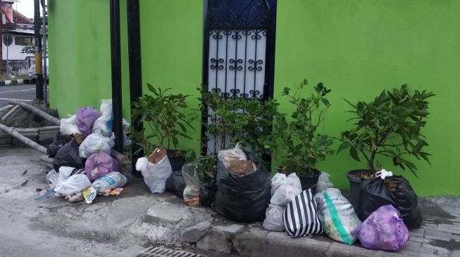 Miris! Jembatan Pasar Gadang Jadi Lautan Sampah, DLH Malang Kewalahan?