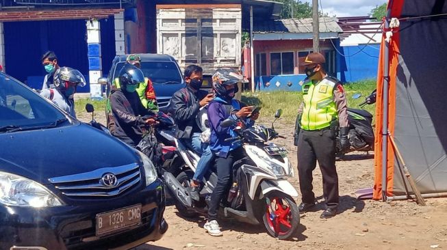 Dihalau Petugas, Puluhan Pemudik dan Wisatawan Balik Kanan