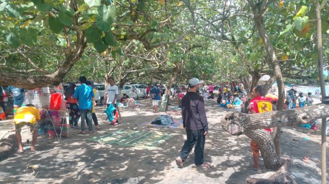 Imbauan Pemerintah Dilabrak, Wisatawan Padati Pantai-pantai di Banten