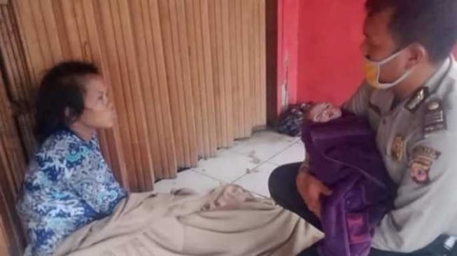 Momen Idul Fitri, Polisi Tolong Pengemis yang Melahirkan di Pinggir Jalan