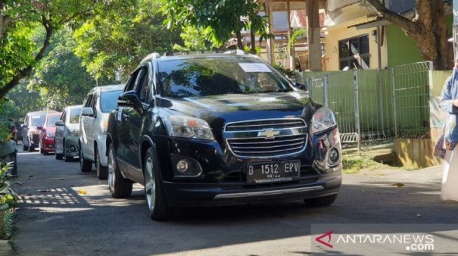  Halal bi Halal "Drive Thru" yang dilakukan warga Perumahan Azalea Grand Depok City (GDC), Kelurahan Jatimulya, Kecamatan Cilodong, Kota Depok, Jabar agar bisa tetap bersilaturahmi saat perayaan Idul Fitri 1441 H di tengah pandemi Covid-19. [Antara/Dok/HerryPram].