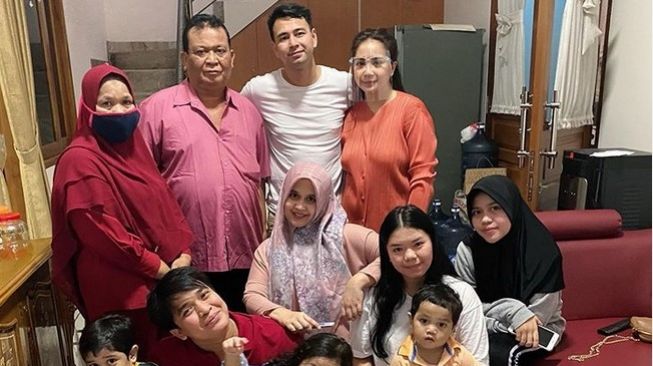 Raffi Ahmad dan Nagita Slavina bersama Billy Syahputra dan keluarga. [Instagram]