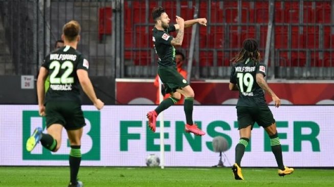 Gelandang Wolfsburg Renato Steffen (tengah) merayakan golnya ke gawang Bayer Leverkusen dalam lanjutan Liga Jerman. Marius Becker / POOL / AFP