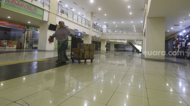 Pedagang beraktivitas di Terminal Pulo Gebang yang sepi di Jakarta, Rabu (27/5). [Suara.com/Angga Budhiyanto]